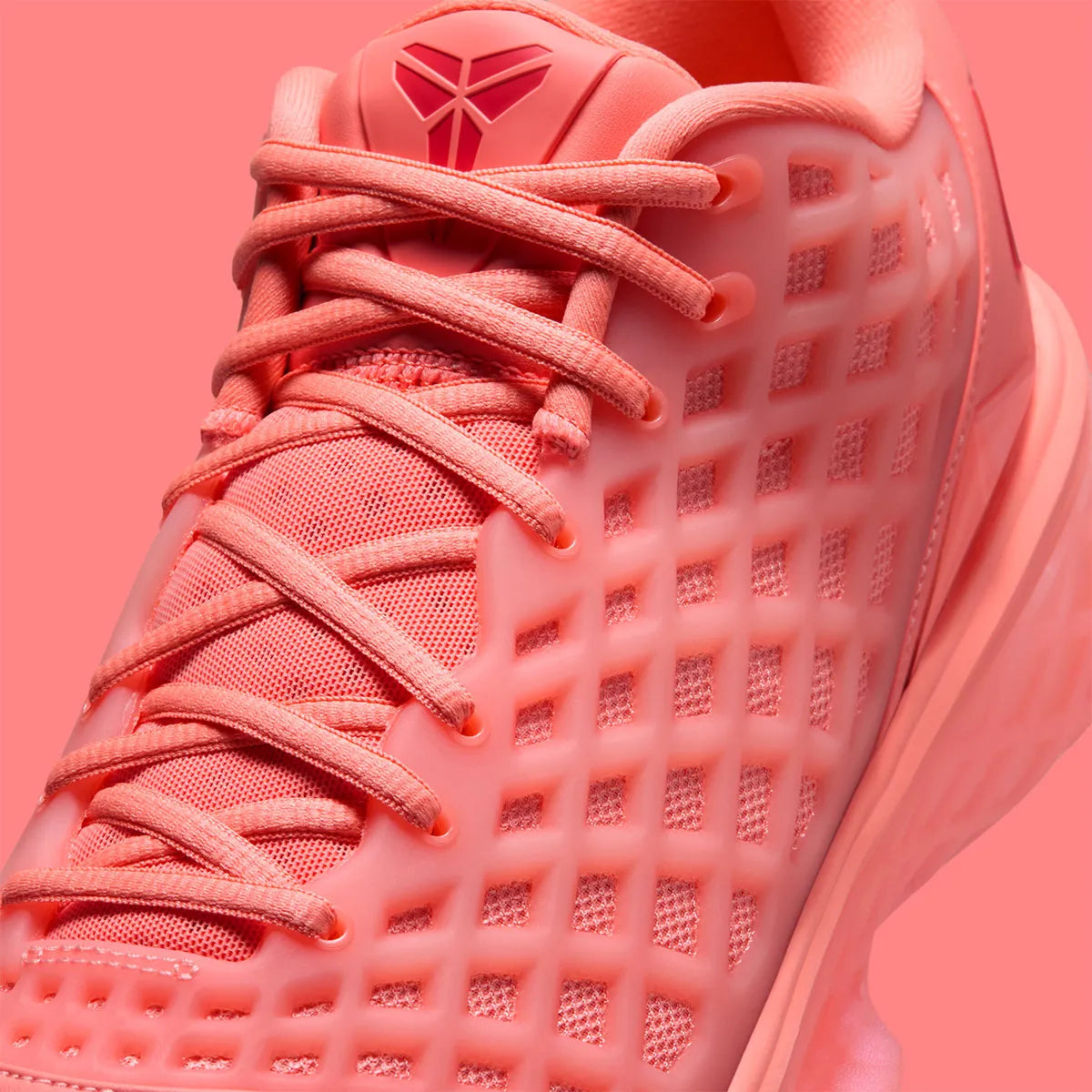 Nike Kobe 3 Low Protro Atomic Pink, sneaker basketball rose Atomic Pink et rouge Bright Crimson avec cage géométrique et semelle Protro.