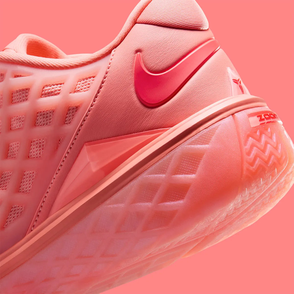 Nike Kobe 3 Low Protro Atomic Pink, sneaker basketball rose Atomic Pink et rouge Bright Crimson avec cage géométrique et semelle Protro.