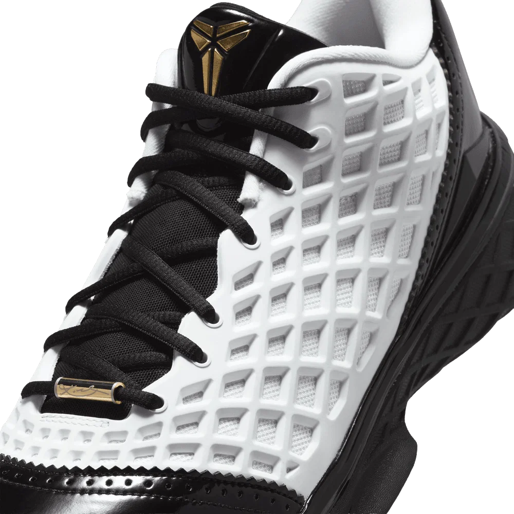 Nike Kobe 3 Low Protro blanche noire et dorée en mesh technique avec amorti Zoom Air et détails Metallic Gold premium. zoom avant de la chaussure