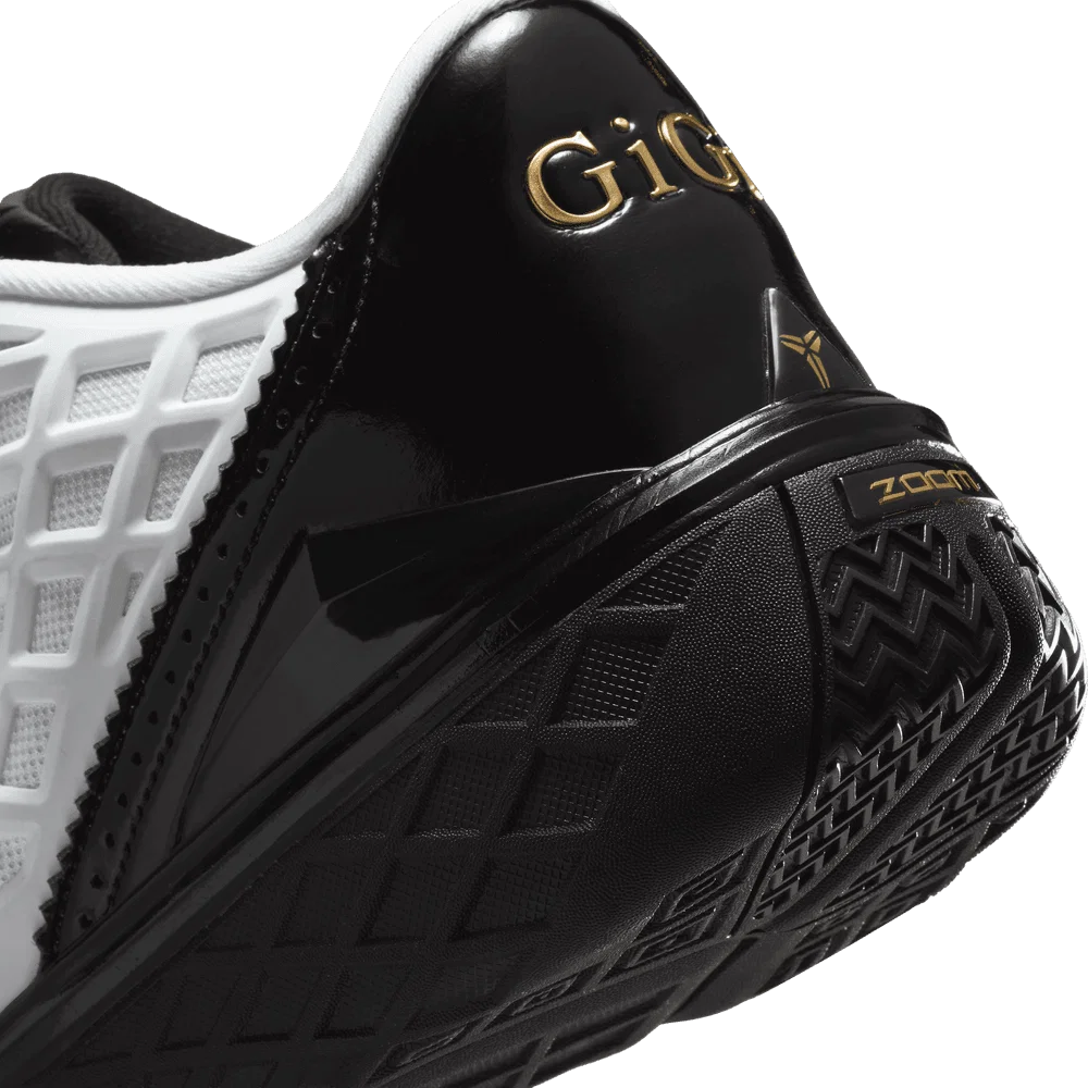 Nike Kobe 3 Low Protro blanche noire et dorée en mesh technique avec amorti Zoom Air et détails Metallic Gold premium. zoom arrière de la chaussure