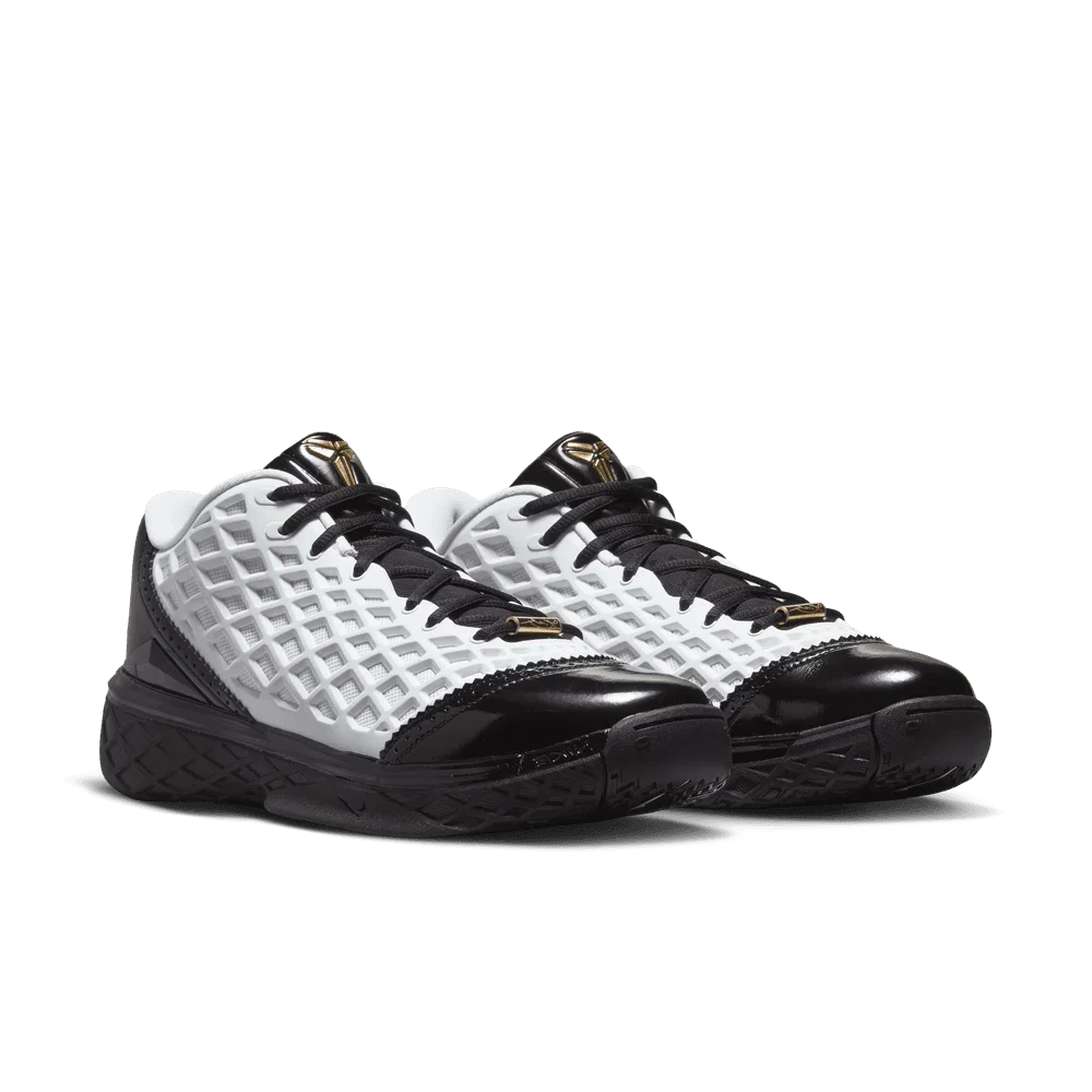 Nike Kobe 3 Low Protro blanche noire et dorée en mesh technique avec amorti Zoom Air et détails Metallic Gold premium. vue de 3/4