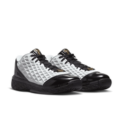 Nike Kobe 3 Low Protro blanche noire et dorée en mesh technique avec amorti Zoom Air et détails Metallic Gold premium. vue de 3/4