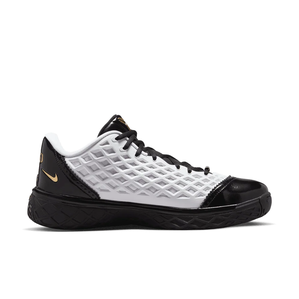 Nike Kobe 3 Low Protro blanche noire et dorée en mesh technique avec amorti Zoom Air et détails Metallic Gold premium. vue de profil intérieur