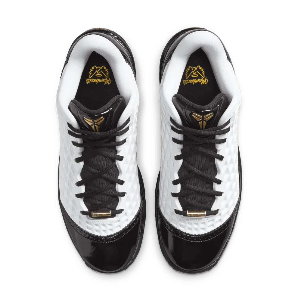 Nike Kobe 3 Low Protro blanche noire et dorée en mesh technique avec amorti Zoom Air et détails Metallic Gold premium. vue de dessus