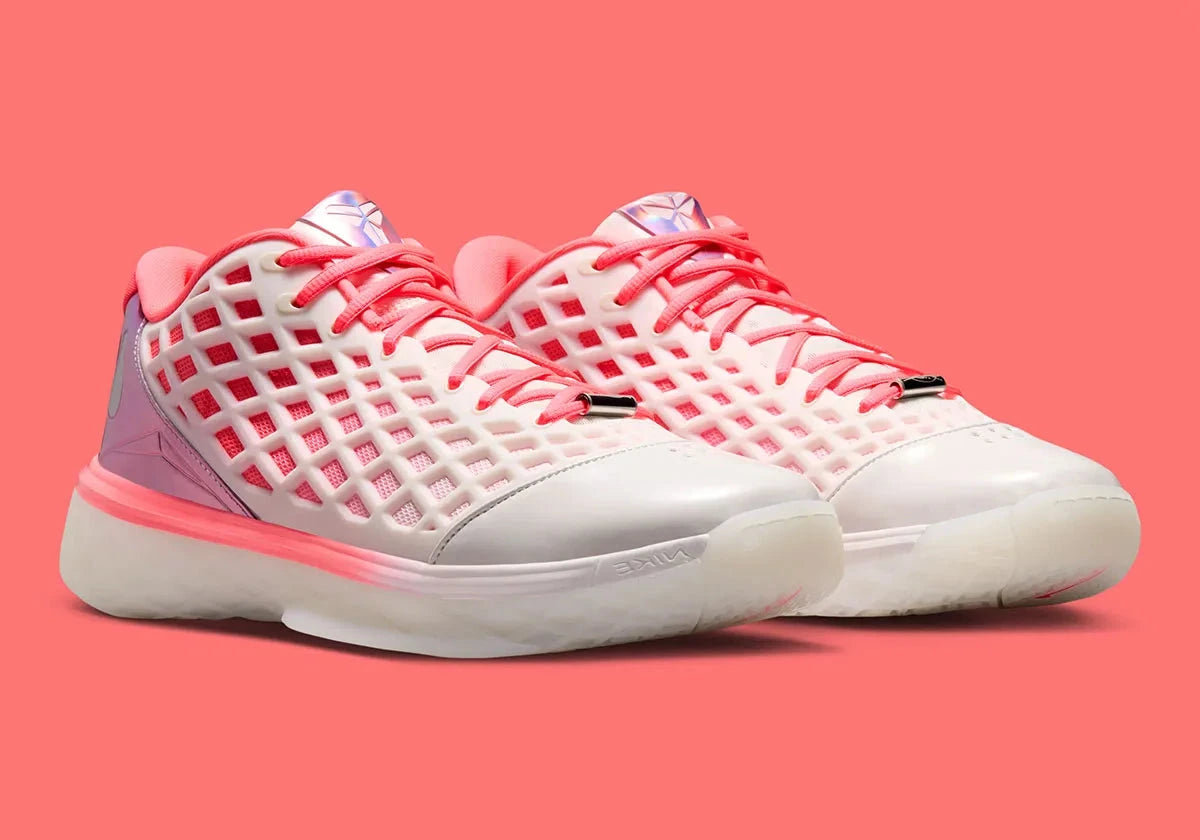 Nike Kobe 3 Low Protro WNBA All-Star 2026 en coloris Sail et Hot Punch, chaussures de basketball signature Kobe Bryant avec technologie Protro et silhouette basse.