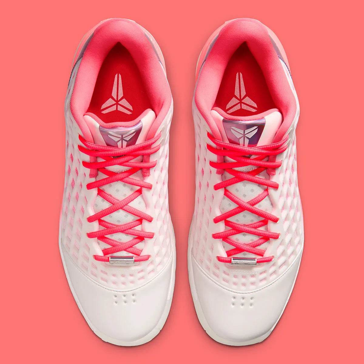 Nike Kobe 3 Low Protro WNBA All-Star 2026 en coloris Sail et Hot Punch, chaussures de basketball signature Kobe Bryant avec technologie Protro et silhouette basse.
