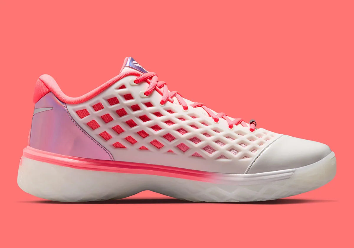 Nike Kobe 3 Low Protro WNBA All-Star 2026 en coloris Sail et Hot Punch, chaussures de basketball signature Kobe Bryant avec technologie Protro et silhouette basse.