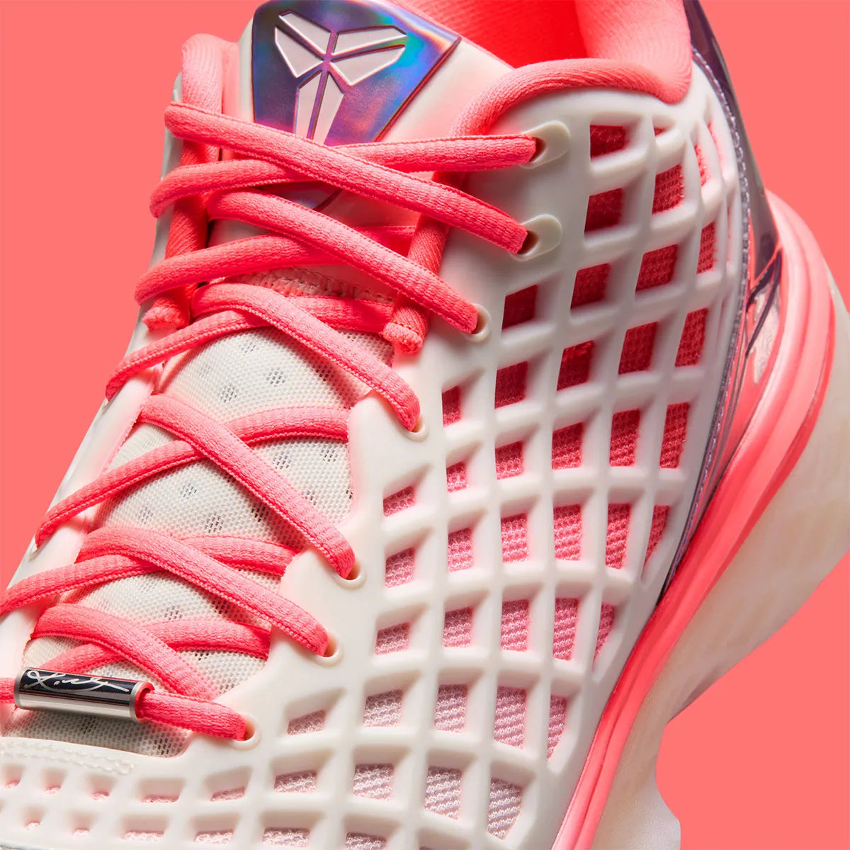 Nike Kobe 3 Low Protro WNBA All-Star 2026 en coloris Sail et Hot Punch, chaussures de basketball signature Kobe Bryant avec technologie Protro et silhouette basse.