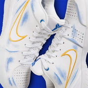 Nike Kobe 4 Draft Day Pack White Glacier Blue (GS) avec tige en mesh respirant et matières synthétiques blanches et Glacier Blue, silhouette basse de basketball et semelle extérieure en caoutchouc.