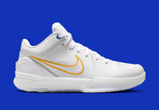 Nike Kobe 4 Draft Day Pack White Glacier Blue (GS) avec tige en mesh respirant et matières synthétiques blanches et Glacier Blue, silhouette basse de basketball et semelle extérieure en caoutchouc.