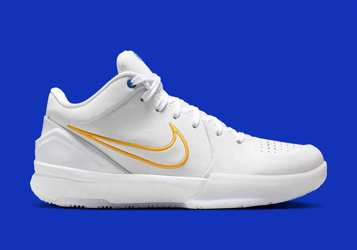Nike Kobe 4 Draft Day Pack White Glacier Blue (GS) avec tige en mesh respirant et matières synthétiques blanches et Glacier Blue, silhouette basse de basketball et semelle extérieure en caoutchouc.