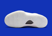 Nike Kobe 4 Draft Day Pack White Glacier Blue (GS) avec tige en mesh respirant et matières synthétiques blanches et Glacier Blue, silhouette basse de basketball et semelle extérieure en caoutchouc.