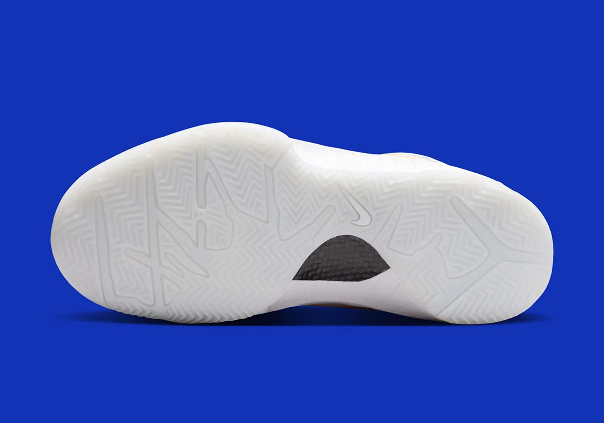 Nike Kobe 4 Draft Day Pack White Glacier Blue (GS) avec tige en mesh respirant et matières synthétiques blanches et Glacier Blue, silhouette basse de basketball et semelle extérieure en caoutchouc.