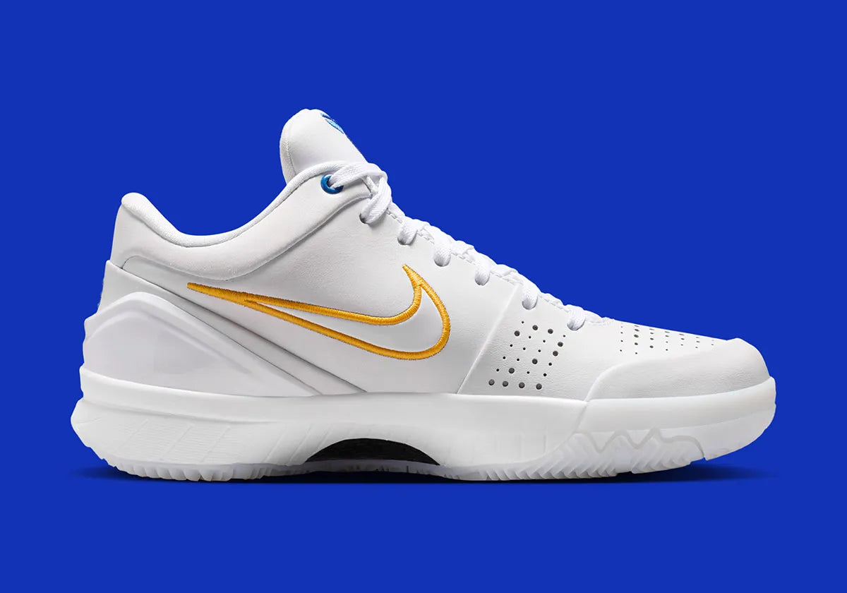 Nike Kobe 4 Draft Day Pack White Glacier Blue (GS) avec tige en mesh respirant et matières synthétiques blanches et Glacier Blue, silhouette basse de basketball et semelle extérieure en caoutchouc.