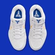 Nike Kobe 4 Draft Day Pack White Glacier Blue (GS) avec tige en mesh respirant et matières synthétiques blanches et Glacier Blue, silhouette basse de basketball et semelle extérieure en caoutchouc.