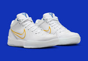 Nike Kobe 4 Draft Day Pack White Glacier Blue (GS) avec tige en mesh respirant et matières synthétiques blanches et Glacier Blue, silhouette basse de basketball et semelle extérieure en caoutchouc.