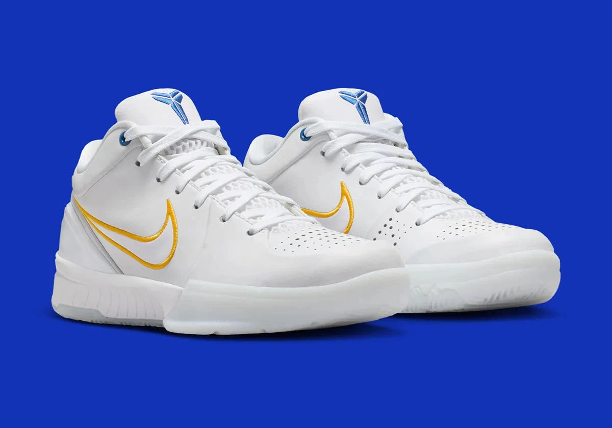 Nike Kobe 4 Draft Day Pack White Glacier Blue (GS) avec tige en mesh respirant et matières synthétiques blanches et Glacier Blue, silhouette basse de basketball et semelle extérieure en caoutchouc.