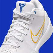 Nike Kobe 4 Draft Day Pack White Glacier Blue (GS) avec tige en mesh respirant et matières synthétiques blanches et Glacier Blue, silhouette basse de basketball et semelle extérieure en caoutchouc.