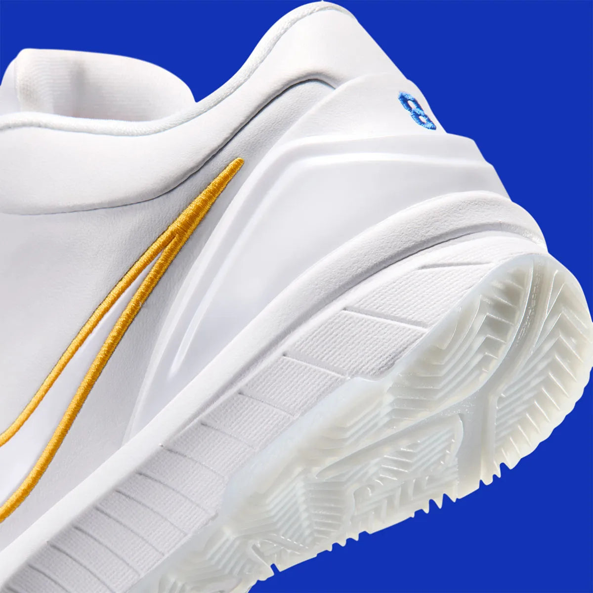 Nike Kobe 4 Draft Day Pack White Glacier Blue (GS) avec tige en mesh respirant et matières synthétiques blanches et Glacier Blue, silhouette basse de basketball et semelle extérieure en caoutchouc.