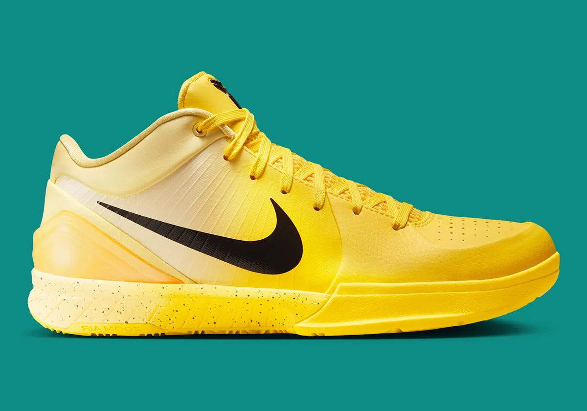 CHAUSSURE KOBE 4, COULEUR JAUNE DE CHEZ NIKE SORTIE EN ETE 2025, LA PAIRE EST PARFAITE POUR LE BASKET BALL, VUE DE LA PROFIL 