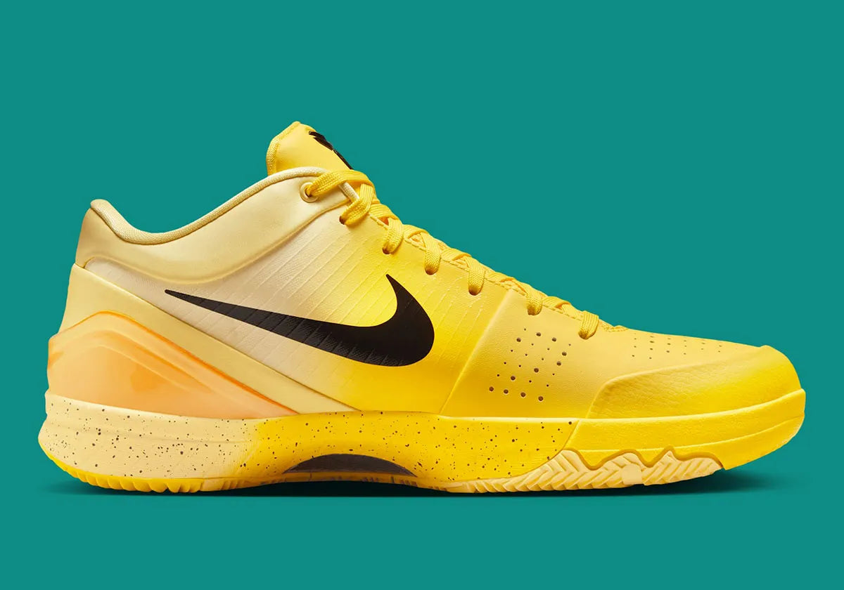 CHAUSSURE KOBE 4, COULEUR JAUNE DE CHEZ NIKE SORTIE EN ETE 2025, LA PAIRE EST PARFAIRE POUR LE BASKET BALL, VUE DE COTE INTERIEUR 