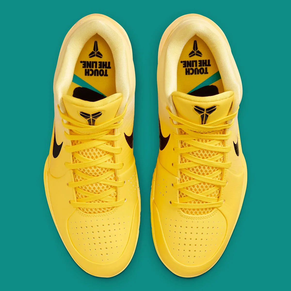 CHAUSSURE KOBE 4, COULEUR JAUNE DE CHEZ NIKE SORTIE EN ETE 2025, LA PAIRE EST PARFAITE POUR LE BASKET BALL, VUE DE HAUT 