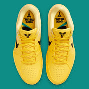 CHAUSSURE KOBE 4, COULEUR JAUNE DE CHEZ NIKE SORTIE EN ETE 2025, LA PAIRE EST PARFAITE POUR LE BASKET BALL, VUE DE HAUT 