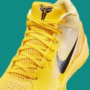 CHAUSSURE KOBE 4, COULEUR JAUNE DE CHEZ NIKE SORTIE EN ETE 2025, LA PAIRE EST PARFAITE POUR LE BASKET BALL, VUE DE FACE RAPPROCHER 