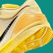 CHAUSSURE KOBE 4, COULEUR JAUNE DE CHEZ NIKE SORTIE EN ETE 2025, LA PAIRE EST PARFAITE POUR LE BASKET BALL, VUE ZOOMER DE L'ARRIERE