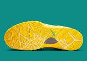 CHAUSSURE KOBE 4, COULEUR JAUNE DE CHEZ NIKE SORTIE EN ETE 2025, LA PAIRE EST PARFAITE POUR LE BASKET BALL, VUE DE LA SEMELLE 