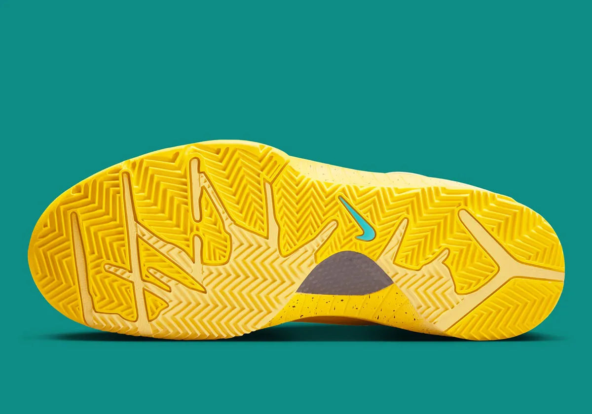 CHAUSSURE KOBE 4, COULEUR JAUNE DE CHEZ NIKE SORTIE EN ETE 2025, LA PAIRE EST PARFAITE POUR LE BASKET BALL, VUE DE LA SEMELLE 