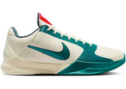 Sneaker Nike Kobe 5 Protro Caitlin Clark Coconut Milk Spruce en blanc cassé et vert avec amorti Zoom Air et design performance basketball.Vue de profil