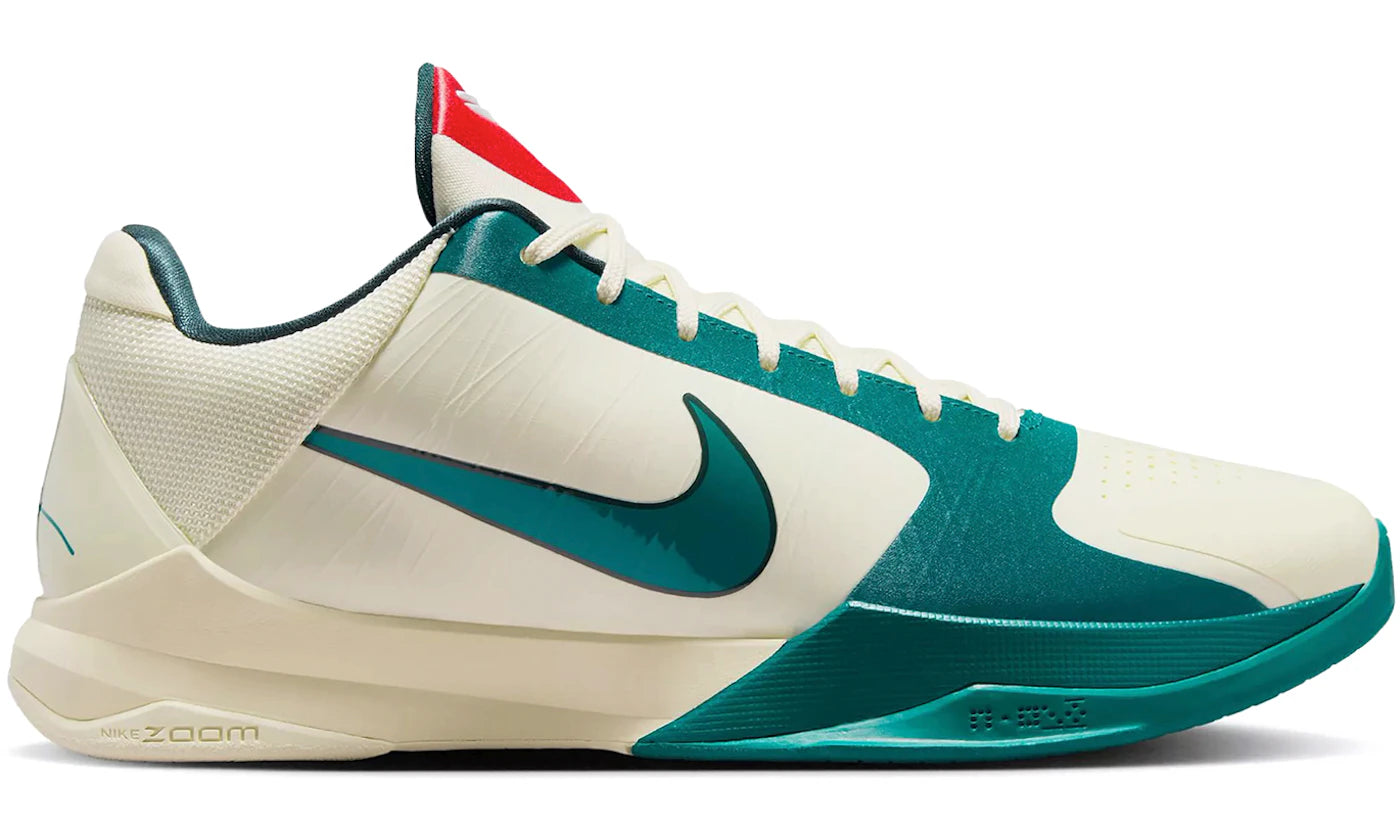 Sneaker Nike Kobe 5 Protro Caitlin Clark Coconut Milk Spruce en blanc cassé et vert avec amorti Zoom Air et design performance basketball.Vue de profil