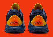 Sneakers Nike Kobe 5 Protro Caitlin Clark Indiana Fever en mesh technique bleu marine avec accents jaunes et amorti Zoom Air réactif.