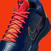 Sneakers Nike Kobe 5 Protro Caitlin Clark Indiana Fever en mesh technique bleu marine avec accents jaunes et amorti Zoom Air réactif.