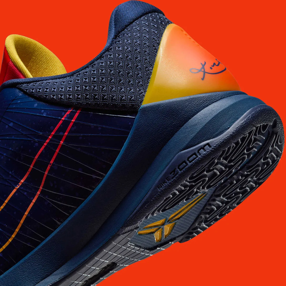 Sneakers Nike Kobe 5 Protro Caitlin Clark Indiana Fever en mesh technique bleu marine avec accents jaunes et amorti Zoom Air réactif.