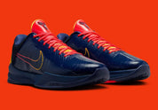 Sneakers Nike Kobe 5 Protro Caitlin Clark Indiana Fever en mesh technique bleu marine avec accents jaunes et amorti Zoom Air réactif.Vue de 3/4 