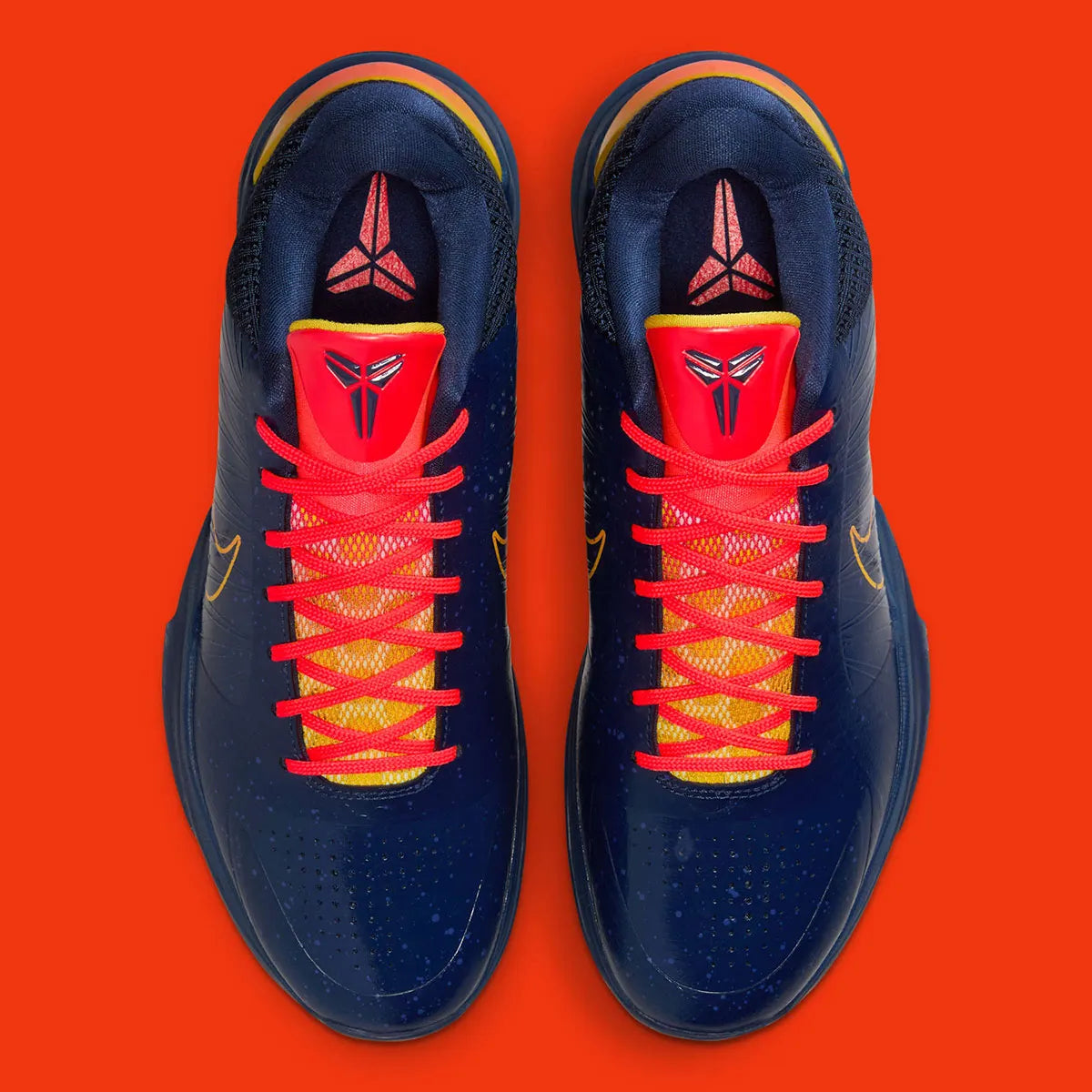 Sneakers Nike Kobe 5 Protro Caitlin Clark Indiana Fever en mesh technique bleu marine avec accents jaunes et amorti Zoom Air réactif.