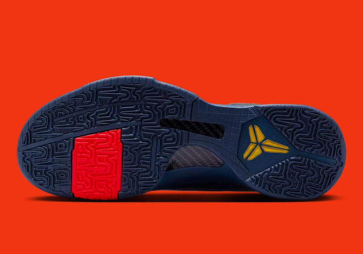 Sneakers Nike Kobe 5 Protro Caitlin Clark Indiana Fever en mesh technique bleu marine avec accents jaunes et amorti Zoom Air réactif.