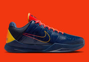 Sneakers Nike Kobe 5 Protro Caitlin Clark Indiana Fever en mesh technique bleu marine avec accents jaunes et amorti Zoom Air réactif.Vue de coté 