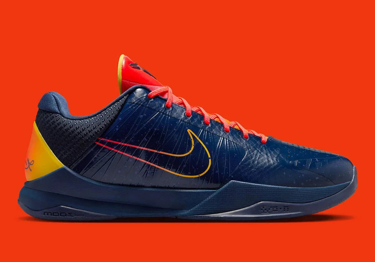 Sneakers Nike Kobe 5 Protro Caitlin Clark Indiana Fever en mesh technique bleu marine avec accents jaunes et amorti Zoom Air réactif.Vue de coté 