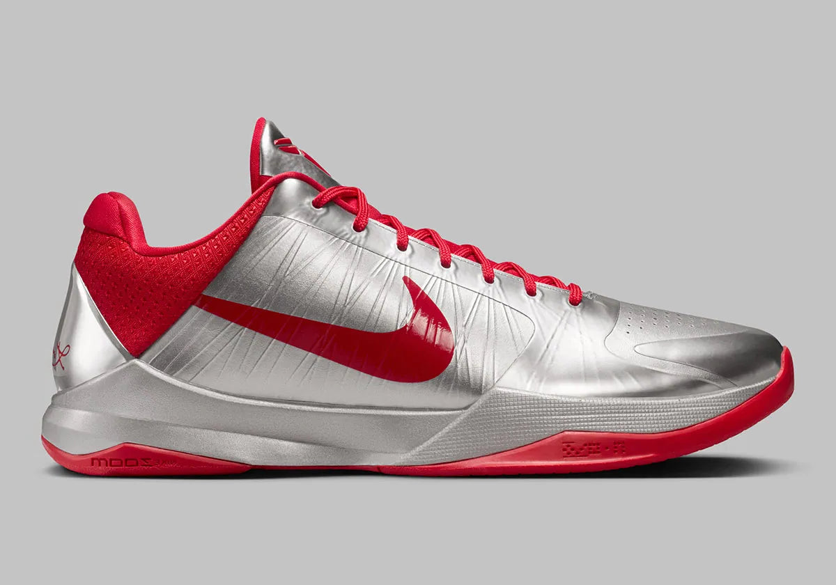 Sneaker Nike Kobe 5 Protro argent métallique avec accents rouges en cuir et technologie Air Zoom performance basketball