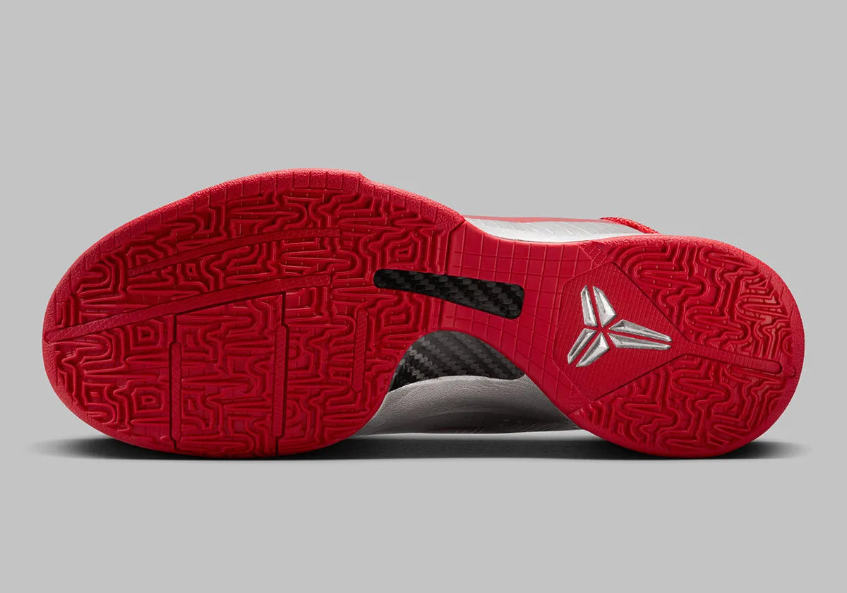 Sneaker Nike Kobe 5 Protro argent métallique avec accents rouges en cuir et technologie Air Zoom performance basketball