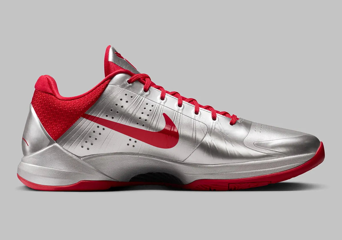 Sneaker Nike Kobe 5 Protro argent métallique avec accents rouges en cuir et technologie Air Zoom performance basketball
