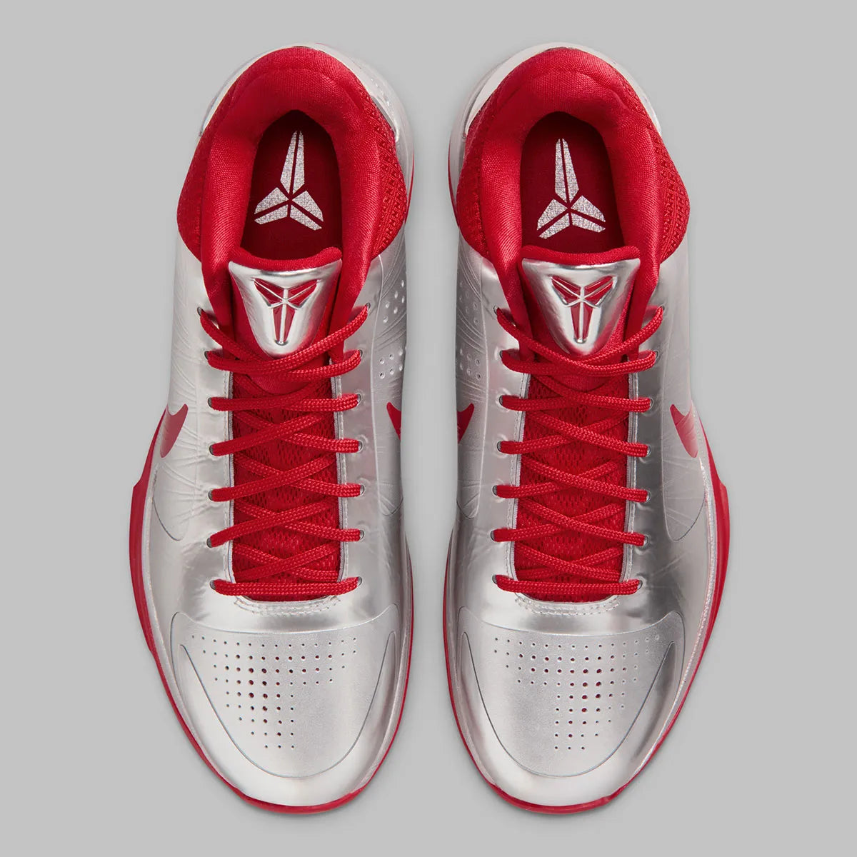 Sneaker Nike Kobe 5 Protro argent métallique avec accents rouges en cuir et technologie Air Zoom performance basketball