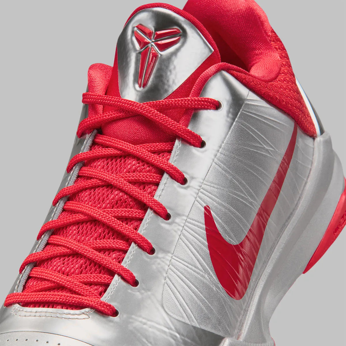 Sneaker Nike Kobe 5 Protro argent métallique avec accents rouges en cuir et technologie Air Zoom performance basketball