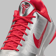 Sneaker Nike Kobe 5 Protro argent métallique avec accents rouges en cuir et technologie Air Zoom performance basketball