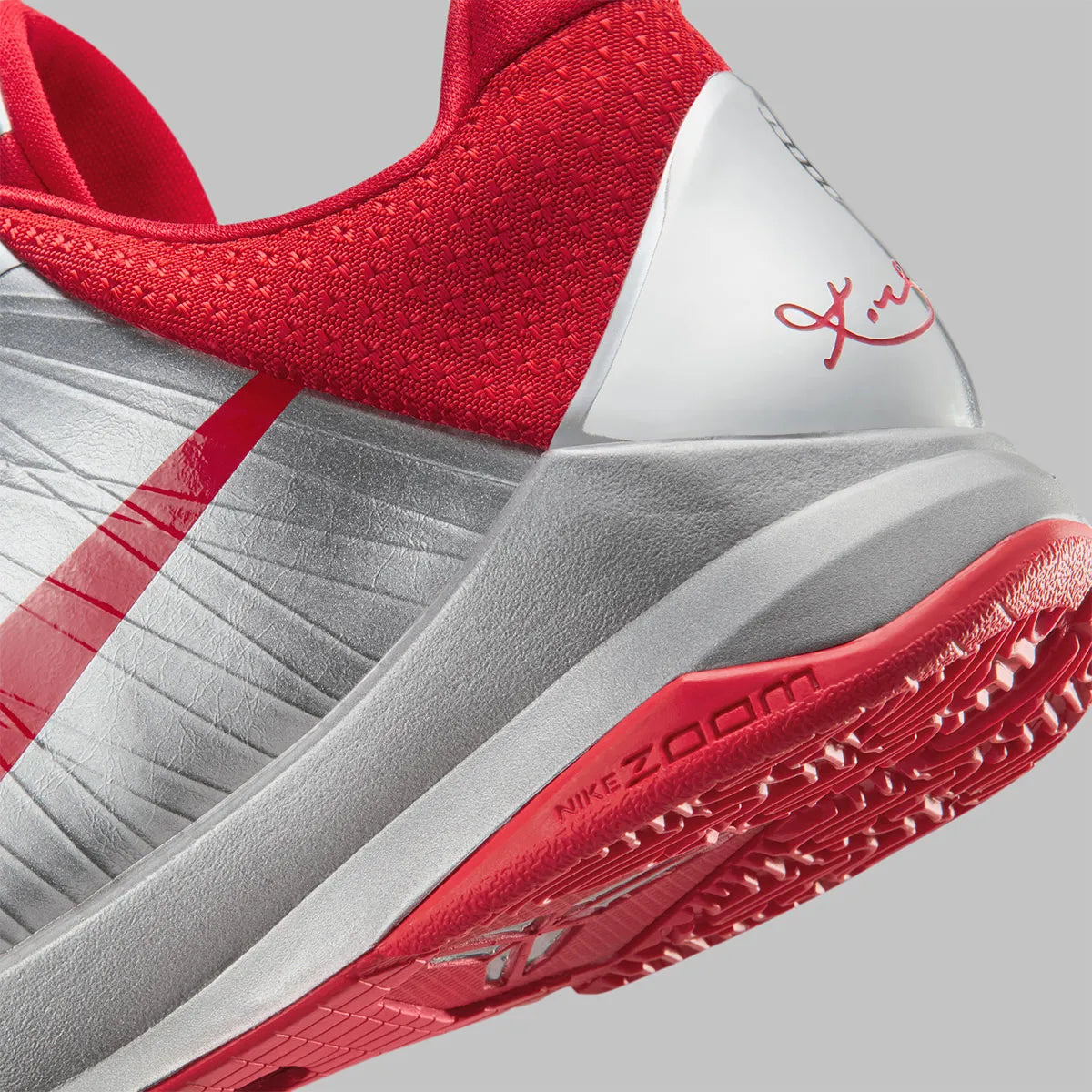 Sneaker Nike Kobe 5 Protro argent métallique avec accents rouges en cuir et technologie Air Zoom performance basketball