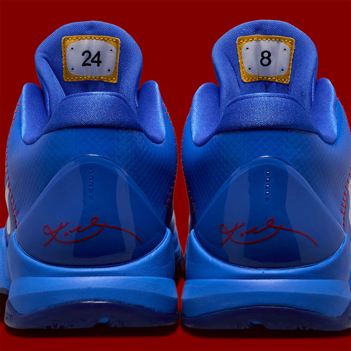 Nike Kobe 5 Protro Dodgers, sneaker de basketball signature Kobe Bryant aux couleurs bleu et blanc inspirées des Los Angeles Dodgers vue de derrière avec les détails de la languette. 