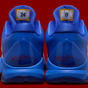 Nike Kobe 5 Protro Dodgers, sneaker de basketball signature Kobe Bryant aux couleurs bleu et blanc inspirées des Los Angeles Dodgers vue de derrière avec les détails de la languette. 